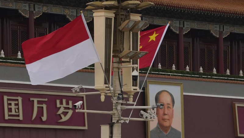Bendera Indonesia dan China di depan Gerbang Tiananmen, saat Presiden Indonesia Joko Widodo mengunjungi Beijing, China 25 Juli 2022. (AP/Ng Han Guan)
