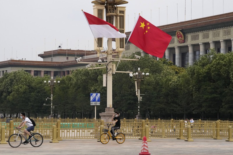 Bendera Indonesia dan China di depan Gerbang Tiananmen, saat Presiden Indonesia Joko Widodo mengunjungi Beijing, China 25 Juli 2022. (AP/Ng Han Guan)