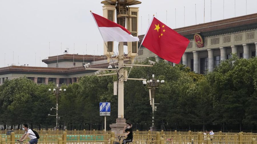 Bendera nasional Indonesia dan China dikibarkan bersama di dekat Balai Besar Rakyat di Beijing, Senin, 25 Juli 2022. (AP/Ng Han Guan)