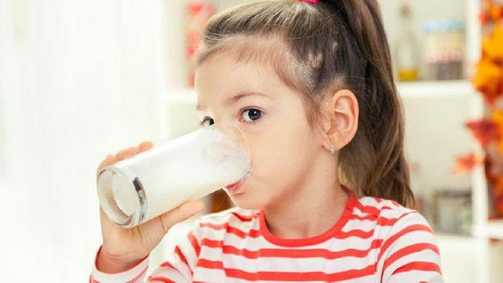 Ilustrasi anak minum susu (Freepik)