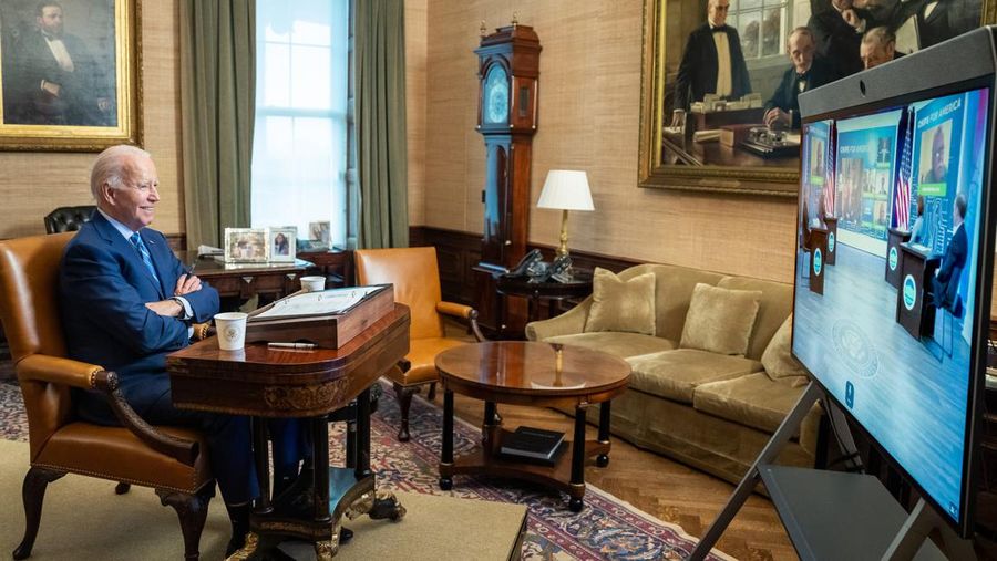 Joe Biden tengah berbicara melalui perangkat Zoom