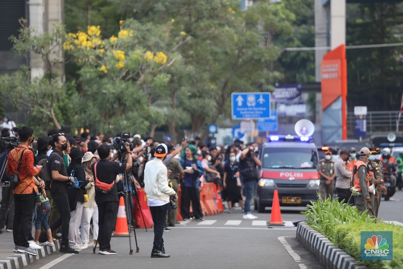 Kerumunan warga di kawasan Dukuh Atas, Jakarta Pusat, Selasa, 26/7. Kawasan Citayam Fashion Week (CFW) Dukuh Atas, Jakarta Pusat. (CNBC Indonesia/Muhammad Sabki)