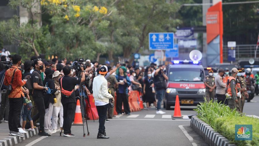Kerumunan warga di kawasan Dukuh Atas, Jakarta Pusat, Selasa, 26/7. Kawasan Citayam Fashion Week (CFW) Dukuh Atas, Jakarta Pusat. (CNBC Indonesia/Muhammad Sabki)