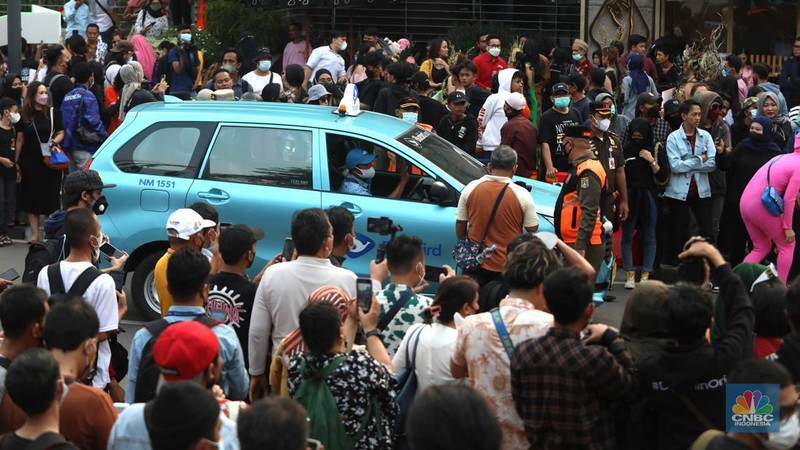 Kerumunan warga di kawasan Dukuh Atas, Jakarta Pusat, Selasa, 26/7. Kawasan Citayam Fashion Week (CFW) Dukuh Atas, Jakarta Pusat. (CNBC Indonesia/Muhammad Sabki)