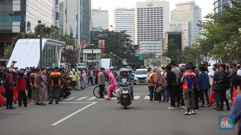 Kerumunan warga di kawasan Dukuh Atas, Jakarta Pusat, Selasa, 26/7. Kawasan Citayam Fashion Week (CFW) Dukuh Atas, Jakarta Pusat. (CNBC Indonesia/Muhammad Sabki)
