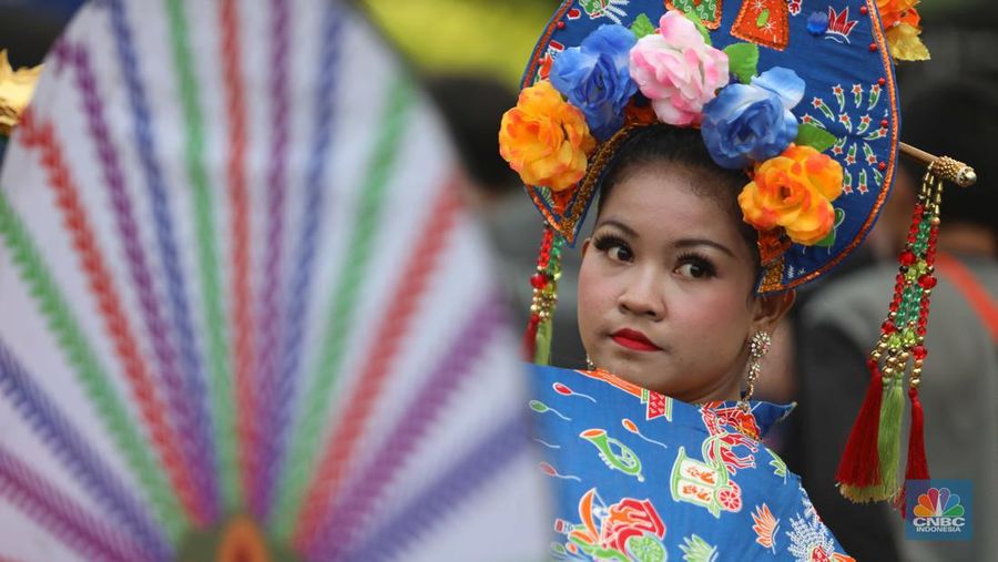Kerumunan warga di kawasan Dukuh Atas, Jakarta Pusat, Selasa, 26/7. Kawasan Citayam Fashion Week (CFW) Dukuh Atas, Jakarta Pusat. (CNBC Indonesia/Muhammad Sabki)
