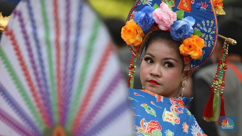 Kerumunan warga di kawasan Dukuh Atas, Jakarta Pusat, Selasa, 26/7. Kawasan Citayam Fashion Week (CFW) Dukuh Atas, Jakarta Pusat. (CNBC Indonesia/Muhammad Sabki)