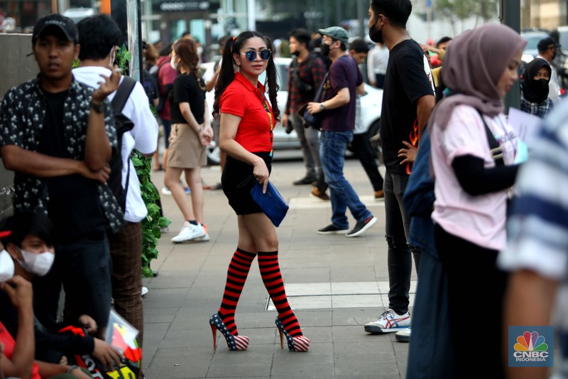 Kerumunan warga di kawasan Dukuh Atas, Jakarta Pusat, Selasa, 26/7. Kawasan Citayam Fashion Week (CFW) Dukuh Atas, Jakarta Pusat. (CNBC Indonesia/Muhammad Sabki) Kerumunan warga di kawasan Dukuh Atas, Jakarta Pusat, Selasa, 26/7. Kawasan Citayam Fashion Week (CFW) Dukuh Atas, Jakarta Pusat. (CNBC Indonesia/Muhammad Sabki)