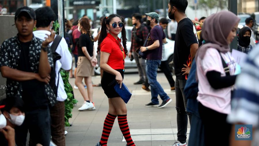 Kerumunan warga di kawasan Dukuh Atas, Jakarta Pusat, Selasa, 26/7. Kawasan Citayam Fashion Week (CFW) Dukuh Atas, Jakarta Pusat. (CNBC Indonesia/Muhammad Sabki)