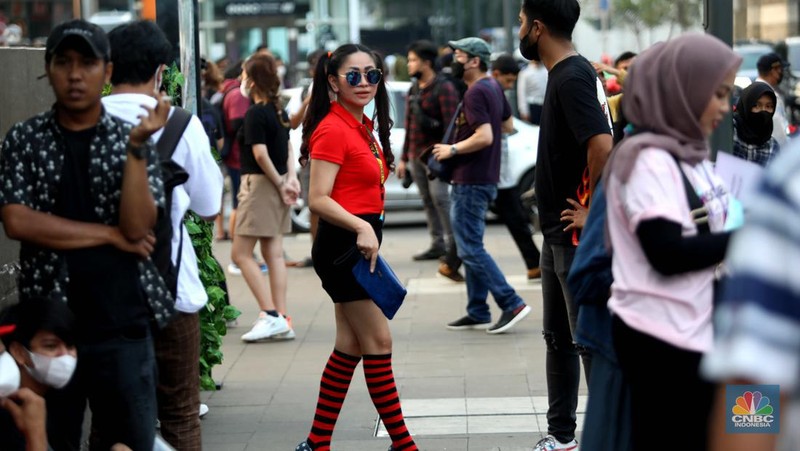 Kerumunan warga di kawasan Dukuh Atas, Jakarta Pusat, Selasa, 26/7. Kawasan Citayam Fashion Week (CFW) Dukuh Atas, Jakarta Pusat. (CNBC Indonesia/Muhammad Sabki)