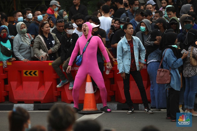 Kerumunan warga di kawasan Dukuh Atas, Jakarta Pusat, Selasa, 26/7. Kawasan Citayam Fashion Week (CFW) Dukuh Atas, Jakarta Pusat. (CNBC Indonesia/Muhammad Sabki) Kerumunan warga di kawasan Dukuh Atas, Jakarta Pusat, Selasa, 26/7. Kawasan Citayam Fashion Week (CFW) Dukuh Atas, Jakarta Pusat. (CNBC Indonesia/Muhammad Sabki)