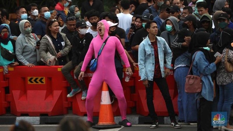 Kerumunan warga di kawasan Dukuh Atas, Jakarta Pusat, Selasa, 26/7. Kawasan Citayam Fashion Week (CFW) Dukuh Atas, Jakarta Pusat. (CNBC Indonesia/Muhammad Sabki)