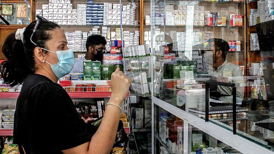 Petugas kesehatan demo karena kekurangan obat-obatan di Kolombo, Sri Lanka (AFP via Getty Images/ISHARA S. KODIKARA)