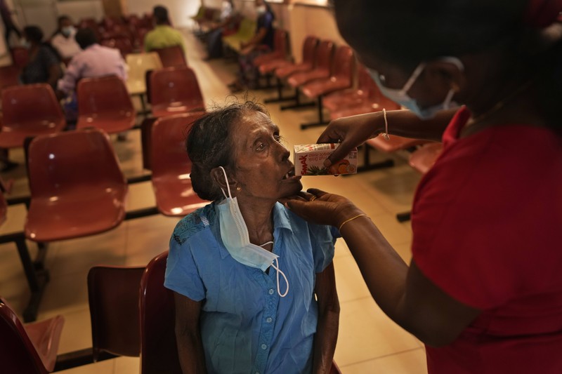 Petugas kesehatan demo karena kekurangan obat-obatan di Kolombo, Sri Lanka (AFP via Getty Images/ISHARA S. KODIKARA)