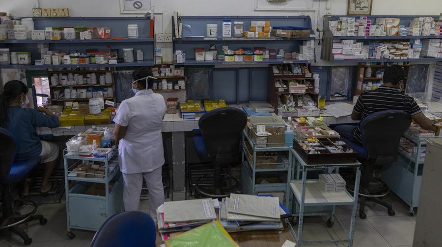 Petugas kesehatan demo karena kekurangan obat-obatan di Kolombo, Sri Lanka (AFP via Getty Images/ISHARA S. KODIKARA)