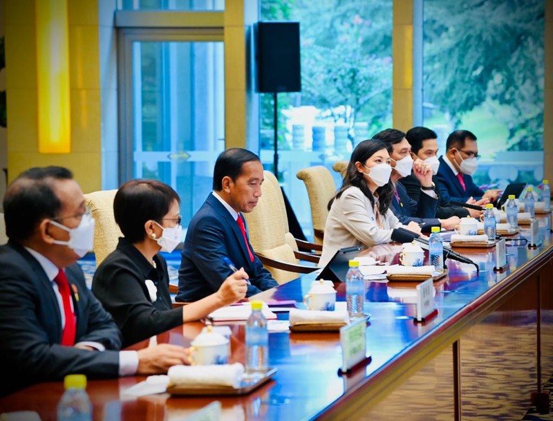 Mengawali agenda kunjungan kerjanya di Republik Rakyat Tiongkok (RRT), Presiden Joko Widodo melakukan pertemuan bilateral dengan Perdana Menteri RRT (Premier) Li Keqiang di Villa 5, Diaoyutai State Guesthouse, Beijing, Selasa sore, 26 Juli 2022. (Dok: Biro Pers Sekretariat Presiden)