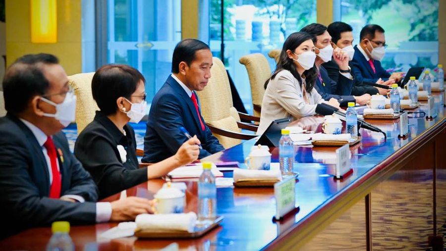 Mengawali agenda kunjungan kerjanya di Republik Rakyat Tiongkok (RRT), Presiden Joko Widodo melakukan pertemuan bilateral dengan Perdana Menteri RRT (Premier) Li Keqiang di Villa 5, Diaoyutai State Guesthouse, Beijing, Selasa sore, 26 Juli 2022. (Dok: Biro Pers Sekretariat Presiden)