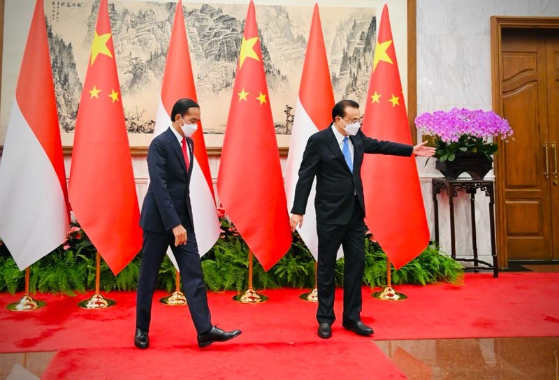 Mengawali agenda kunjungan kerjanya di Republik Rakyat Tiongkok (RRT), Presiden Joko Widodo melakukan pertemuan bilateral dengan Perdana Menteri RRT (Premier) Li Keqiang di Villa 5, Diaoyutai State Guesthouse, Beijing, Selasa sore, 26 Juli 2022. (Dok: Biro Pers Sekretariat Presiden) Mengawali agenda kunjungan kerjanya di Republik Rakyat Tiongkok (RRT), Presiden Joko Widodo melakukan pertemuan bilateral dengan Perdana Menteri RRT (Premier) Li Keqiang di Villa 5, Diaoyutai State Guesthouse, Beijing, Selasa sore, 26 Juli 2022. (Dok: Biro Pers Sekretariat Presiden)