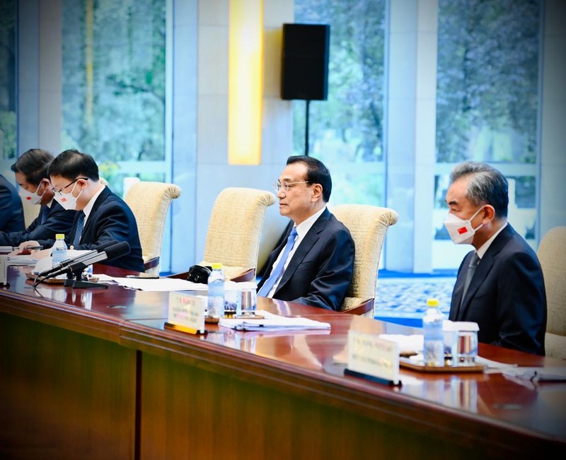 Mengawali agenda kunjungan kerjanya di Republik Rakyat Tiongkok (RRT), Presiden Joko Widodo melakukan pertemuan bilateral dengan Perdana Menteri RRT (Premier) Li Keqiang di Villa 5, Diaoyutai State Guesthouse, Beijing, Selasa sore, 26 Juli 2022. (Dok: Biro Pers Sekretariat Presiden) Mengawali agenda kunjungan kerjanya di Republik Rakyat Tiongkok (RRT), Presiden Joko Widodo melakukan pertemuan bilateral dengan Perdana Menteri RRT (Premier) Li Keqiang di Villa 5, Diaoyutai State Guesthouse, Beijing, Selasa sore, 26 Juli 2022. (Dok: Biro Pers Sekretariat Presiden)