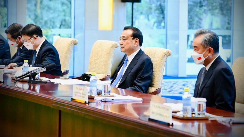 Mengawali agenda kunjungan kerjanya di Republik Rakyat Tiongkok (RRT), Presiden Joko Widodo melakukan pertemuan bilateral dengan Perdana Menteri RRT (Premier) Li Keqiang di Villa 5, Diaoyutai State Guesthouse, Beijing, Selasa sore, 26 Juli 2022. (Dok: Biro Pers Sekretariat Presiden)
