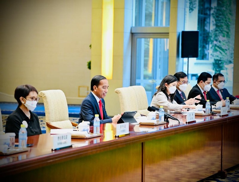 Mengawali agenda kunjungan kerjanya di Republik Rakyat Tiongkok (RRT), Presiden Joko Widodo melakukan pertemuan bilateral dengan Perdana Menteri RRT (Premier) Li Keqiang di Villa 5, Diaoyutai State Guesthouse, Beijing, Selasa sore, 26 Juli 2022. (Dok: Biro Pers Sekretariat Presiden) Mengawali agenda kunjungan kerjanya di Republik Rakyat Tiongkok (RRT), Presiden Joko Widodo melakukan pertemuan bilateral dengan Perdana Menteri RRT (Premier) Li Keqiang di Villa 5, Diaoyutai State Guesthouse, Beijing, Selasa sore, 26 Juli 2022. (Dok: Biro Pers Sekretariat Presiden)