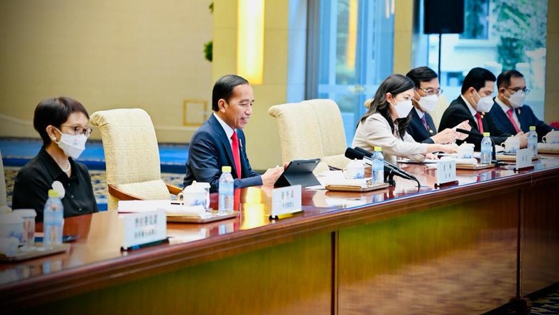 Mengawali agenda kunjungan kerjanya di Republik Rakyat Tiongkok (RRT), Presiden Joko Widodo melakukan pertemuan bilateral dengan Perdana Menteri RRT (Premier) Li Keqiang di Villa 5, Diaoyutai State Guesthouse, Beijing, Selasa sore, 26 Juli 2022. (Dok: Biro Pers Sekretariat Presiden)