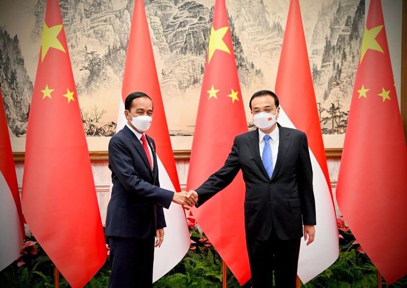 Mengawali agenda kunjungan kerjanya di Republik Rakyat Tiongkok (RRT), Presiden Joko Widodo melakukan pertemuan bilateral dengan Perdana Menteri RRT (Premier) Li Keqiang di Villa 5, Diaoyutai State Guesthouse, Beijing, Selasa sore, 26 Juli 2022. (Dok: Biro Pers Sekretariat Presiden) Mengawali agenda kunjungan kerjanya di Republik Rakyat Tiongkok (RRT), Presiden Joko Widodo melakukan pertemuan bilateral dengan Perdana Menteri RRT (Premier) Li Keqiang di Villa 5, Diaoyutai State Guesthouse, Beijing, Selasa sore, 26 Juli 2022. (Dok: Biro Pers Sekretariat Presiden)