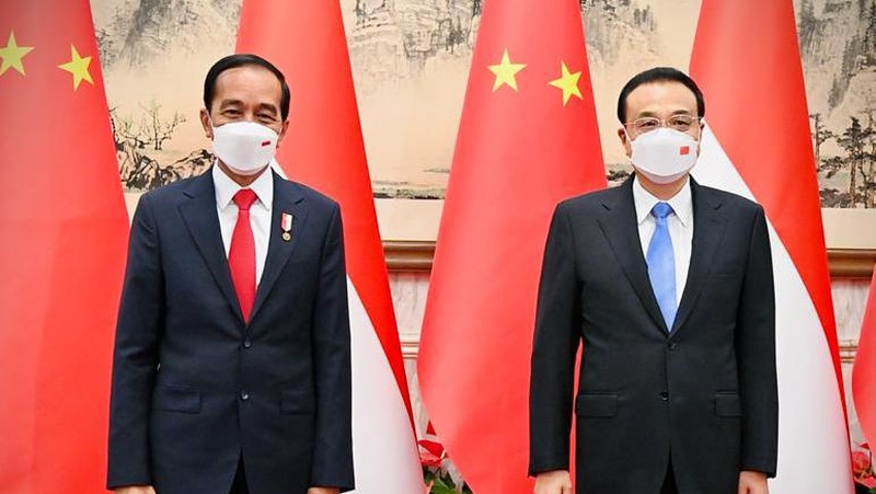 Mengawali agenda kunjungan kerjanya di Republik Rakyat Tiongkok (RRT), Presiden Joko Widodo melakukan pertemuan bilateral dengan Perdana Menteri RRT (Premier) Li Keqiang di Villa 5, Diaoyutai State Guesthouse, Beijing, Selasa sore, 26 Juli 2022. (Dok: Biro Pers Sekretariat Presiden)