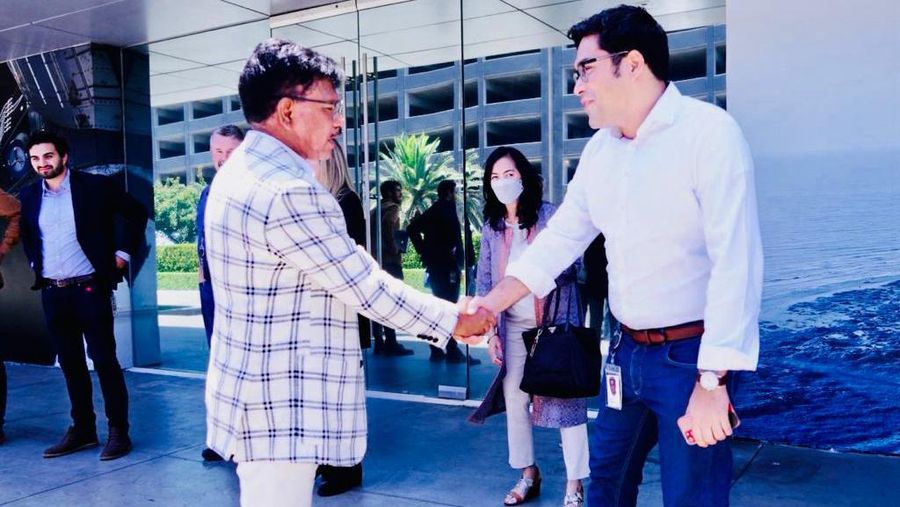 Menkominfo Johnny G. Plate disambut oleh Tom Ochinero VP Commercial Sales SpaceX di Hawthorne, Amerika Serikat.