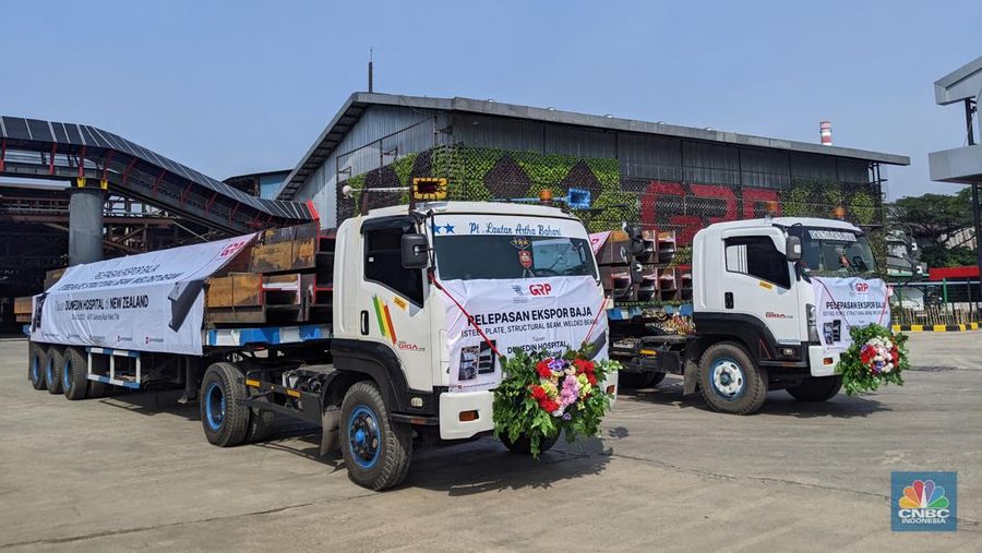 Menteri Perdagangan Zulkifli Hasan melepas ekspor baja struktur dan plat baja ke Selandia baru milik PT Gunung Raja Paksi Tbk, Cikarang, Kabupaten Bekasi, Jawa Barat Selasa (26/7/2022). (CNBC Indonesia/ Emir Yanwardhana)