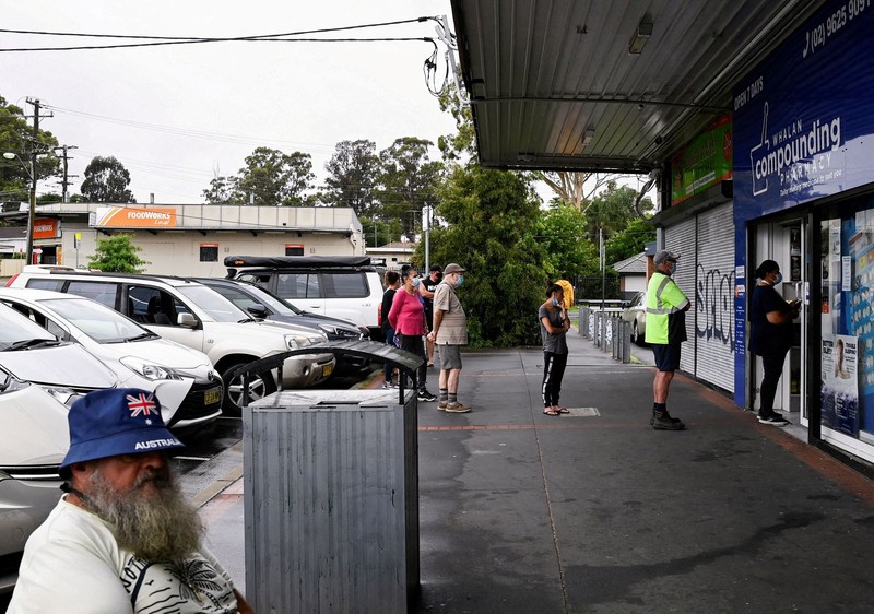 Ambulans diparkir di depan layanan Darurat & Trauma di Rumah Sakit Royal Melbourne pada 21 Juli 2022 di Melbourne, Australia. (Getty Images/Asanka Ratnayake)