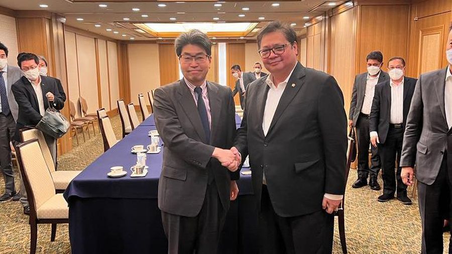 Pertemuan Menteri Koordinator Bidang Perekonomian Airlangga Hartarto dengan Gubernur Japan Bank for International Cooperation (JBIC) yang baru, Nobumitsu Hayashi digelar di Hotel Imperial Tokyo, Jepang pada Senin (25/07). (Dok Kemenko Perekonomian)
