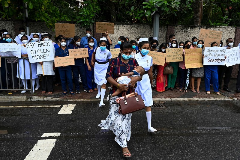 Petugas kesehatan demo karena kekurangan obat-obatan di Kolombo, Sri Lanka (AFP via Getty Images/ISHARA S. KODIKARA)