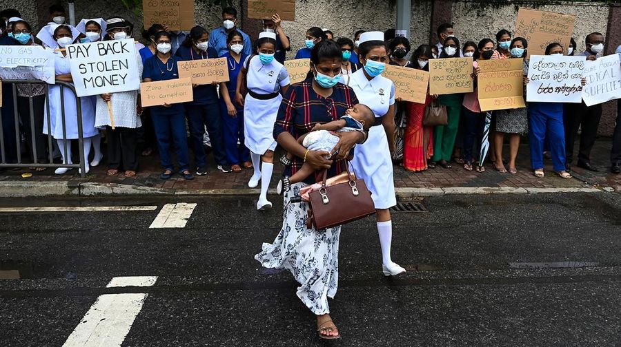 Petugas kesehatan demo karena kekurangan obat-obatan di Kolombo, Sri Lanka (AFP via Getty Images/ISHARA S. KODIKARA)