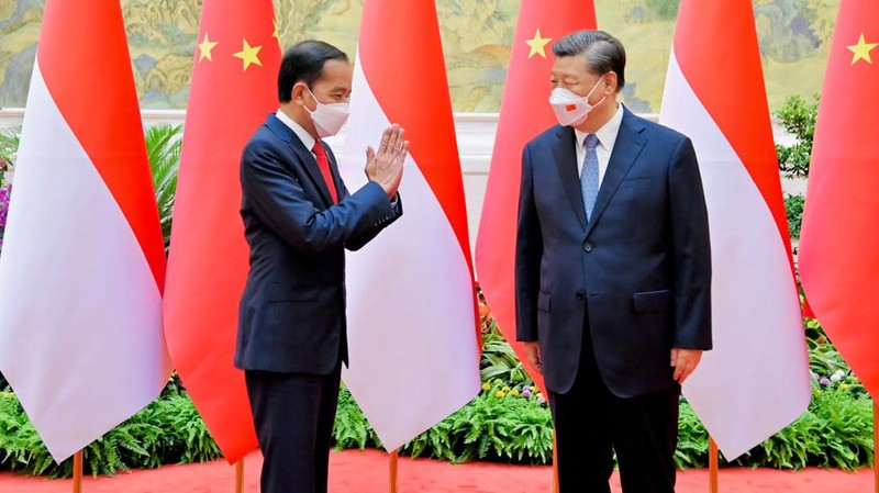 Presiden Jokowi melakukan pertemuan bilateral dengan Presiden Republik Rakyat Tiongkok (RRT) Xi Jinping di Villa 14, Diaoyutai State Guesthouse, Beijing, Selasa sore, 26 Juli 2022. Presiden Jokowi disambut oleh Presiden Xi dan keduanya langsung melakukan foto bersama. Setelahnya kedua pemimpin negara bersama-sama menuju ruang pertemuan. (Dok: Biro Pers Sekretariat Presiden)