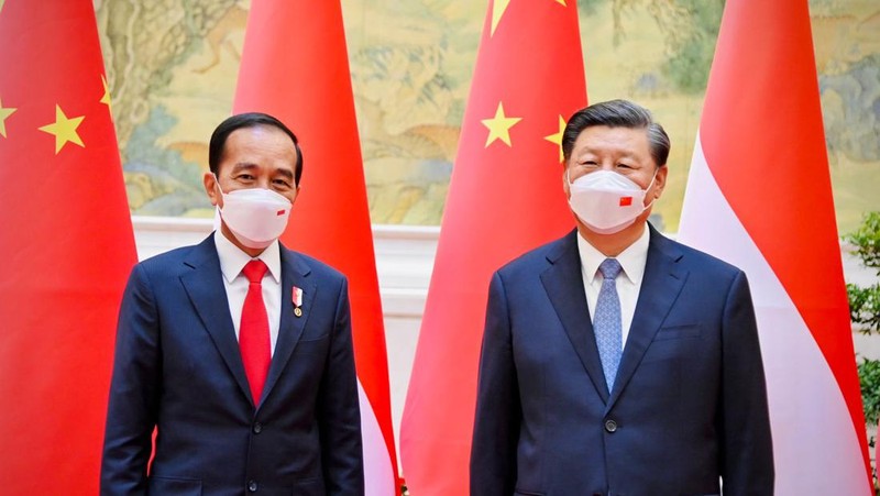Presiden Jokowi melakukan pertemuan bilateral dengan Presiden Republik Rakyat Tiongkok (RRT) Xi Jinping di Villa 14, Diaoyutai State Guesthouse, Beijing, Selasa sore, 26 Juli 2022. Presiden Jokowi disambut oleh Presiden Xi dan keduanya langsung melakukan foto bersama. Setelahnya kedua pemimpin negara bersama-sama menuju ruang pertemuan. (Dok: Biro Pers Sekretariat Presiden)