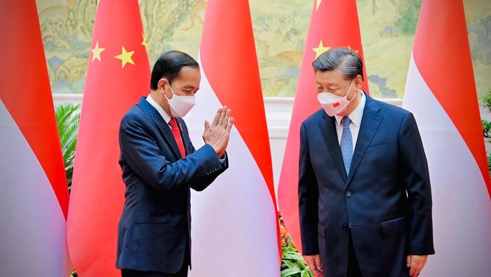 Presiden Jokowi melakukan pertemuan bilateral dengan Presiden Republik Rakyat Tiongkok (RRT) Xi Jinping di Villa 14, Diaoyutai State Guesthouse, Beijing, Selasa sore, 26 Juli 2022. Presiden Jokowi disambut oleh Presiden Xi dan keduanya langsung melakukan foto bersama. Setelahnya kedua pemimpin negara bersama-sama menuju ruang pertemuan. (Dok: Biro Pers Sekretariat Presiden) Presiden Jokowi melakukan pertemuan bilateral dengan Presiden Republik Rakyat Tiongkok (RRT) Xi Jinping di Villa 14, Diaoyutai State Guesthouse, Beijing, Selasa sore, 26 Juli 2022. Presiden Jokowi disambut oleh Presiden Xi dan keduanya langsung melakukan foto bersama. Setelahnya kedua pemimpin negara bersama-sama menuju ruang pertemuan. (Dok: Biro Pers Sekretariat Presiden)