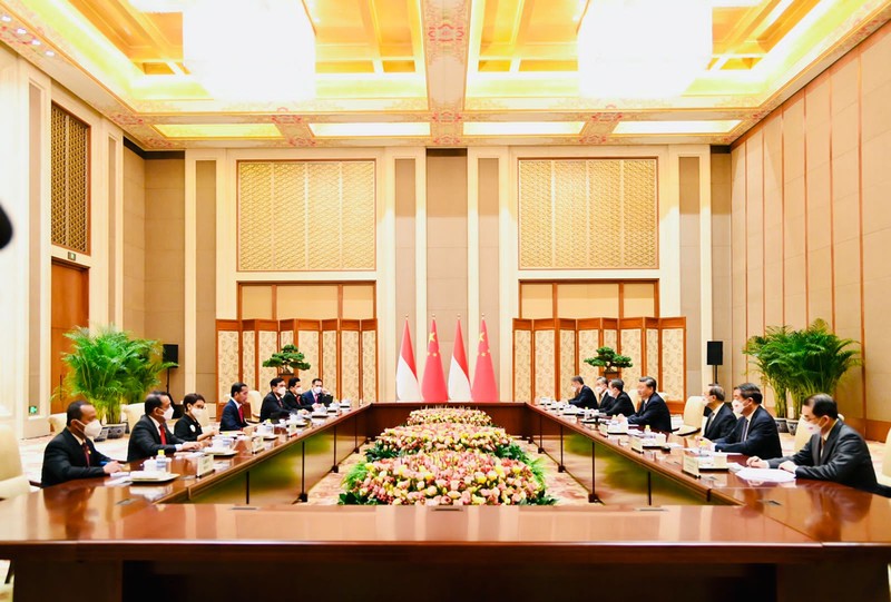 Presiden Jokowi melakukan pertemuan bilateral dengan Presiden Republik Rakyat Tiongkok (RRT) Xi Jinping di Villa 14, Diaoyutai State Guesthouse, Beijing, Selasa sore, 26 Juli 2022. Presiden Jokowi disambut oleh Presiden Xi dan keduanya langsung melakukan foto bersama. Setelahnya kedua pemimpin negara bersama-sama menuju ruang pertemuan. (Dok: Biro Pers Sekretariat Presiden)