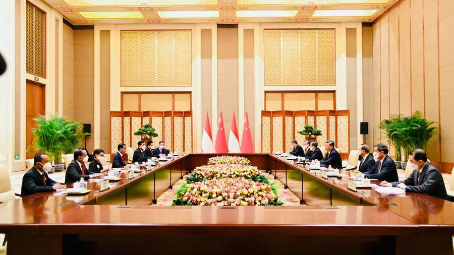 Presiden Jokowi melakukan pertemuan bilateral dengan Presiden Republik Rakyat Tiongkok (RRT) Xi Jinping di Villa 14, Diaoyutai State Guesthouse, Beijing, Selasa sore, 26 Juli 2022. Presiden Jokowi disambut oleh Presiden Xi dan keduanya langsung melakukan foto bersama. Setelahnya kedua pemimpin negara bersama-sama menuju ruang pertemuan. (Dok: Biro Pers Sekretariat Presiden)