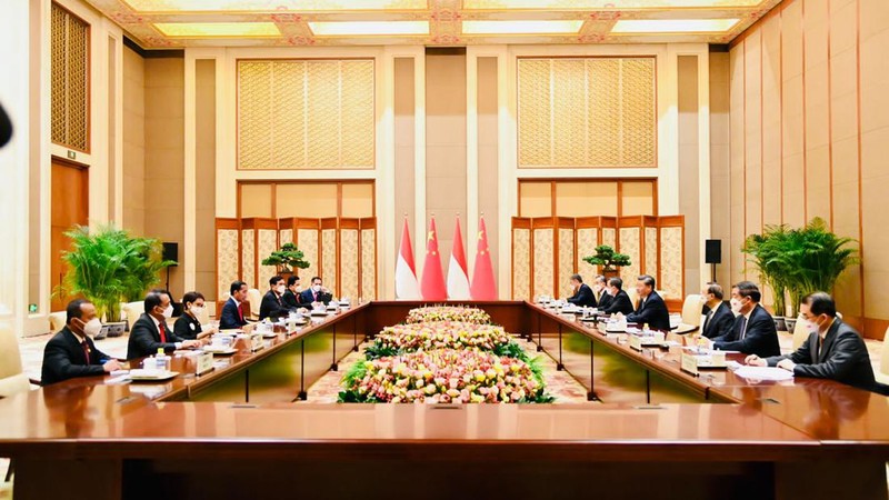 Presiden Jokowi melakukan pertemuan bilateral dengan Presiden Republik Rakyat Tiongkok (RRT) Xi Jinping di Villa 14, Diaoyutai State Guesthouse, Beijing, Selasa sore, 26 Juli 2022. Presiden Jokowi disambut oleh Presiden Xi dan keduanya langsung melakukan foto bersama. Setelahnya kedua pemimpin negara bersama-sama menuju ruang pertemuan. (Dok: Biro Pers Sekretariat Presiden)