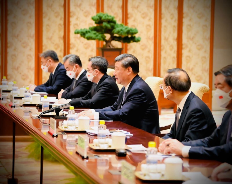 Presiden Jokowi melakukan pertemuan bilateral dengan Presiden Republik Rakyat Tiongkok (RRT) Xi Jinping di Villa 14, Diaoyutai State Guesthouse, Beijing, Selasa sore, 26 Juli 2022. Presiden Jokowi disambut oleh Presiden Xi dan keduanya langsung melakukan foto bersama. Setelahnya kedua pemimpin negara bersama-sama menuju ruang pertemuan. (Dok: Biro Pers Sekretariat Presiden) Presiden Jokowi melakukan pertemuan bilateral dengan Presiden Republik Rakyat Tiongkok (RRT) Xi Jinping di Villa 14, Diaoyutai State Guesthouse, Beijing, Selasa sore, 26 Juli 2022. Presiden Jokowi disambut oleh Presiden Xi dan keduanya langsung melakukan foto bersama. Setelahnya kedua pemimpin negara bersama-sama menuju ruang pertemuan. (Dok: Biro Pers Sekretariat Presiden)