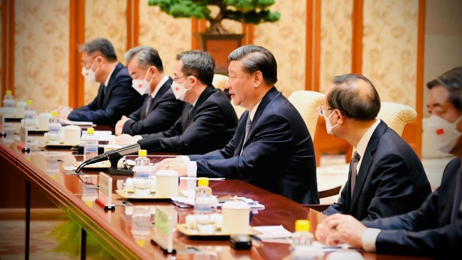 Presiden Jokowi melakukan pertemuan bilateral dengan Presiden Republik Rakyat Tiongkok (RRT) Xi Jinping di Villa 14, Diaoyutai State Guesthouse, Beijing, Selasa sore, 26 Juli 2022. Presiden Jokowi disambut oleh Presiden Xi dan keduanya langsung melakukan foto bersama. Setelahnya kedua pemimpin negara bersama-sama menuju ruang pertemuan. (Dok: Biro Pers Sekretariat Presiden)