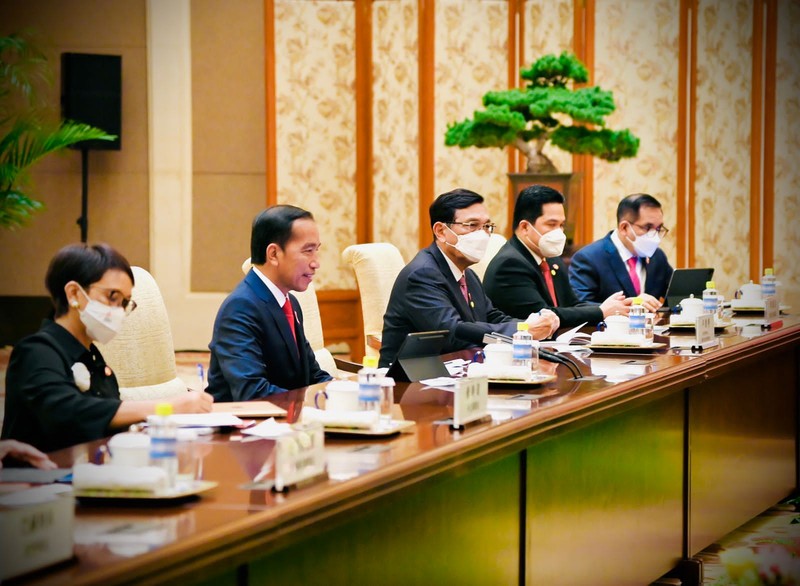 Presiden Jokowi melakukan pertemuan bilateral dengan Presiden Republik Rakyat Tiongkok (RRT) Xi Jinping di Villa 14, Diaoyutai State Guesthouse, Beijing, Selasa sore, 26 Juli 2022. Presiden Jokowi disambut oleh Presiden Xi dan keduanya langsung melakukan foto bersama. Setelahnya kedua pemimpin negara bersama-sama menuju ruang pertemuan. (Dok: Biro Pers Sekretariat Presiden) Presiden Jokowi melakukan pertemuan bilateral dengan Presiden Republik Rakyat Tiongkok (RRT) Xi Jinping di Villa 14, Diaoyutai State Guesthouse, Beijing, Selasa sore, 26 Juli 2022. Presiden Jokowi disambut oleh Presiden Xi dan keduanya langsung melakukan foto bersama. Setelahnya kedua pemimpin negara bersama-sama menuju ruang pertemuan. (Dok: Biro Pers Sekretariat Presiden)