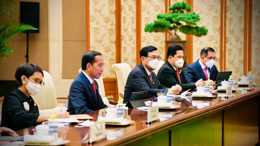 Presiden Jokowi melakukan pertemuan bilateral dengan Presiden Republik Rakyat Tiongkok (RRT) Xi Jinping di Villa 14, Diaoyutai State Guesthouse, Beijing, Selasa sore, 26 Juli 2022. Presiden Jokowi disambut oleh Presiden Xi dan keduanya langsung melakukan foto bersama. Setelahnya kedua pemimpin negara bersama-sama menuju ruang pertemuan. (Dok: Biro Pers Sekretariat Presiden)