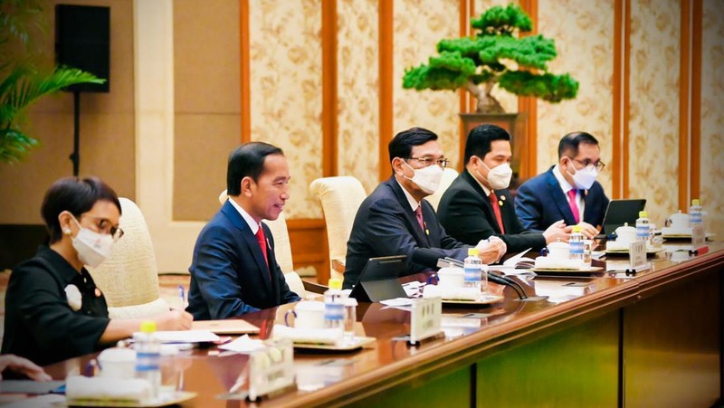 Presiden Jokowi melakukan pertemuan bilateral dengan Presiden Republik Rakyat Tiongkok (RRT) Xi Jinping di Villa 14, Diaoyutai State Guesthouse, Beijing, Selasa sore, 26 Juli 2022. Presiden Jokowi disambut oleh Presiden Xi dan keduanya langsung melakukan foto bersama. Setelahnya kedua pemimpin negara bersama-sama menuju ruang pertemuan. (Dok: Biro Pers Sekretariat Presiden)