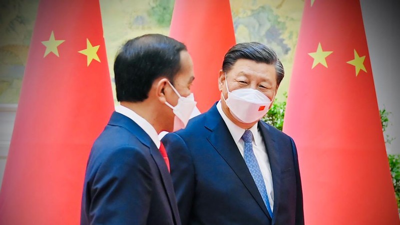 Presiden Jokowi melakukan pertemuan bilateral dengan Presiden Republik Rakyat Tiongkok (RRT) Xi Jinping di Villa 14, Diaoyutai State Guesthouse, Beijing, Selasa sore, 26 Juli 2022. Presiden Jokowi disambut oleh Presiden Xi dan keduanya langsung melakukan foto bersama. Setelahnya kedua pemimpin negara bersama-sama menuju ruang pertemuan. (Dok: Biro Pers Sekretariat Presiden)