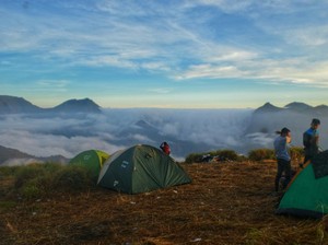 Rekomendasi 5 Bukit di Lombok Timur untuk Camping dengan View Gunung Rinjani