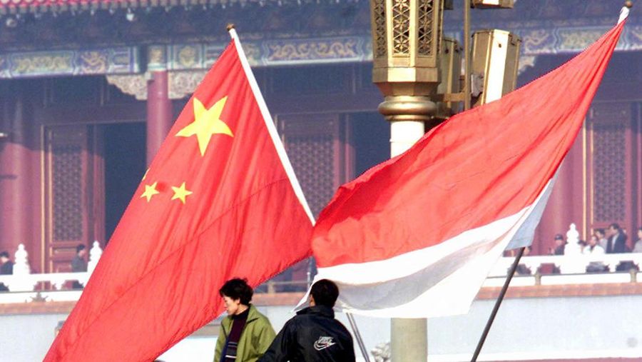 Seorang petugas polisi berjaga di dekat bendera Indonesia dan China di depan Gerbang Tiananmen, saat Presiden Indonesia Joko Widodo mengunjungi Beijing, China 25 Juli 2022. (AFP via Getty Images/GOH CHAI HIN)