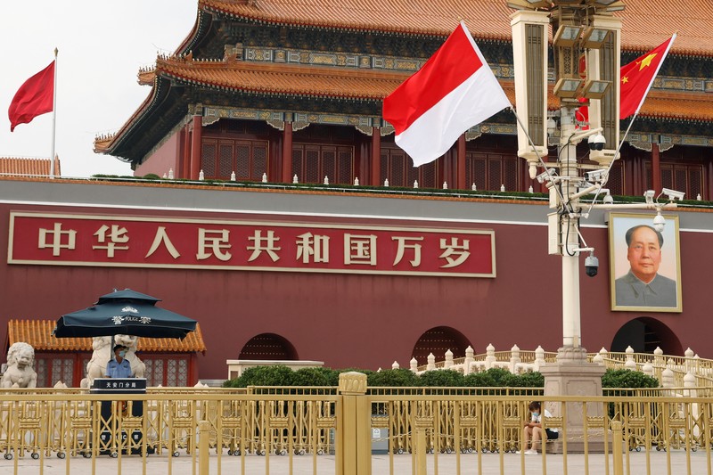 Bendera Indonesia dan China di depan Gerbang Tiananmen, saat Presiden Indonesia Joko Widodo mengunjungi Beijing, China 25 Juli 2022. (AP/Ng Han Guan)