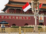 Seorang petugas polisi berjaga di dekat bendera Indonesia dan China di depan Gerbang Tiananmen, saat Presiden Indonesia Joko Widodo mengunjungi Beijing, China 25 Juli 2022. (REUTERS/CARLOS GARCIA RAWLINS)